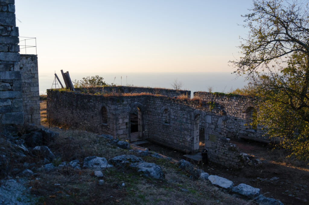 внутри Анакопийской крепости