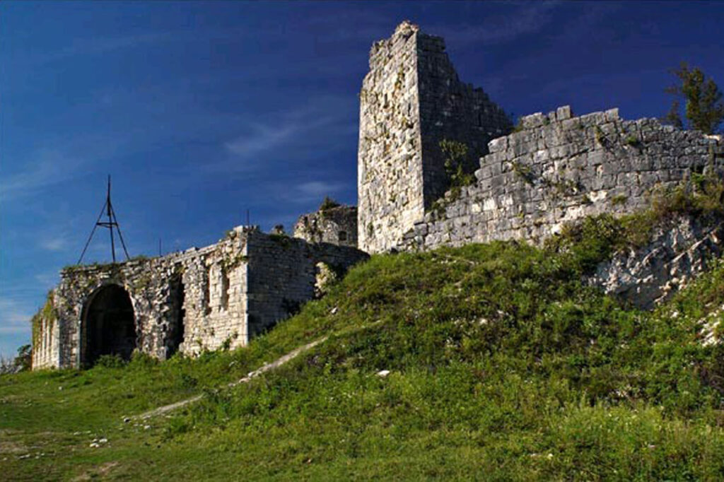 Анакопийская крепость в руинах