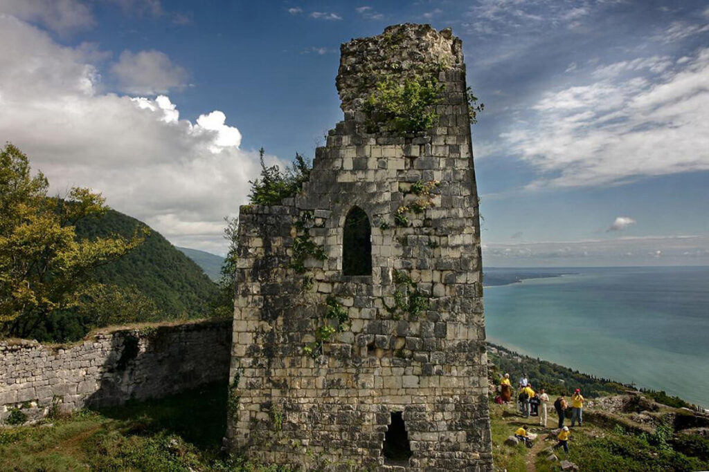 восточная башня Анакопийской крепости до восстановления