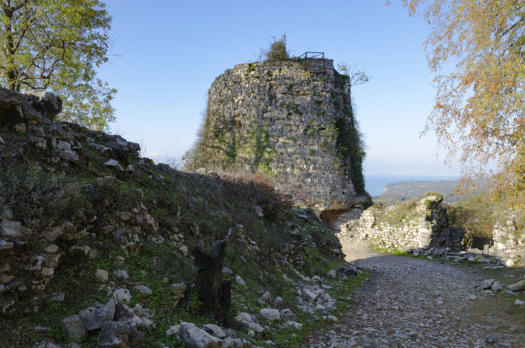 Вид на западную башню Анакопийской крепости