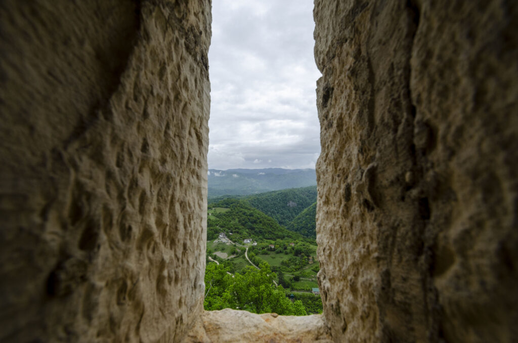 Вид из окна восточной башни Анакопийской крепости